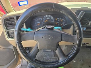 2004 Chevrolet Silverado 1500 LS - Interior Steering Wheel With Keys Image